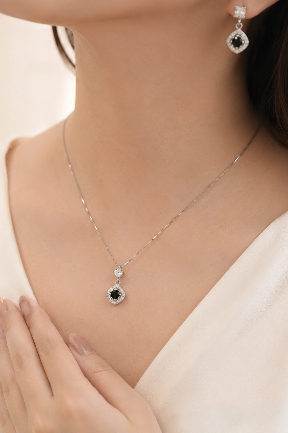 Noir Halo Pendant Set