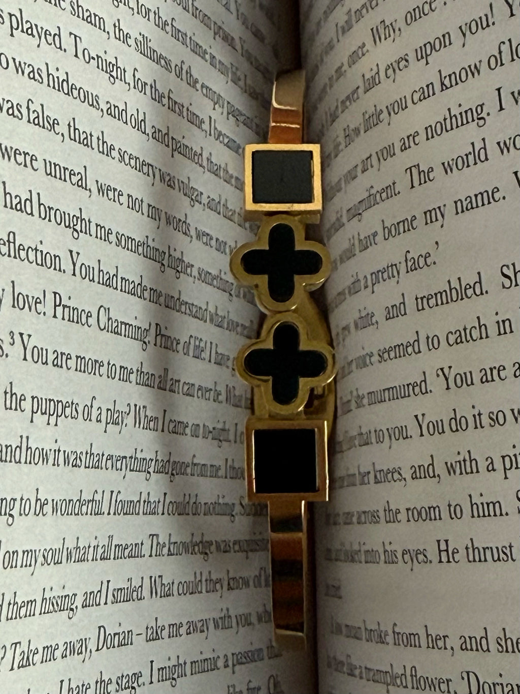 Clover Motif Bangle