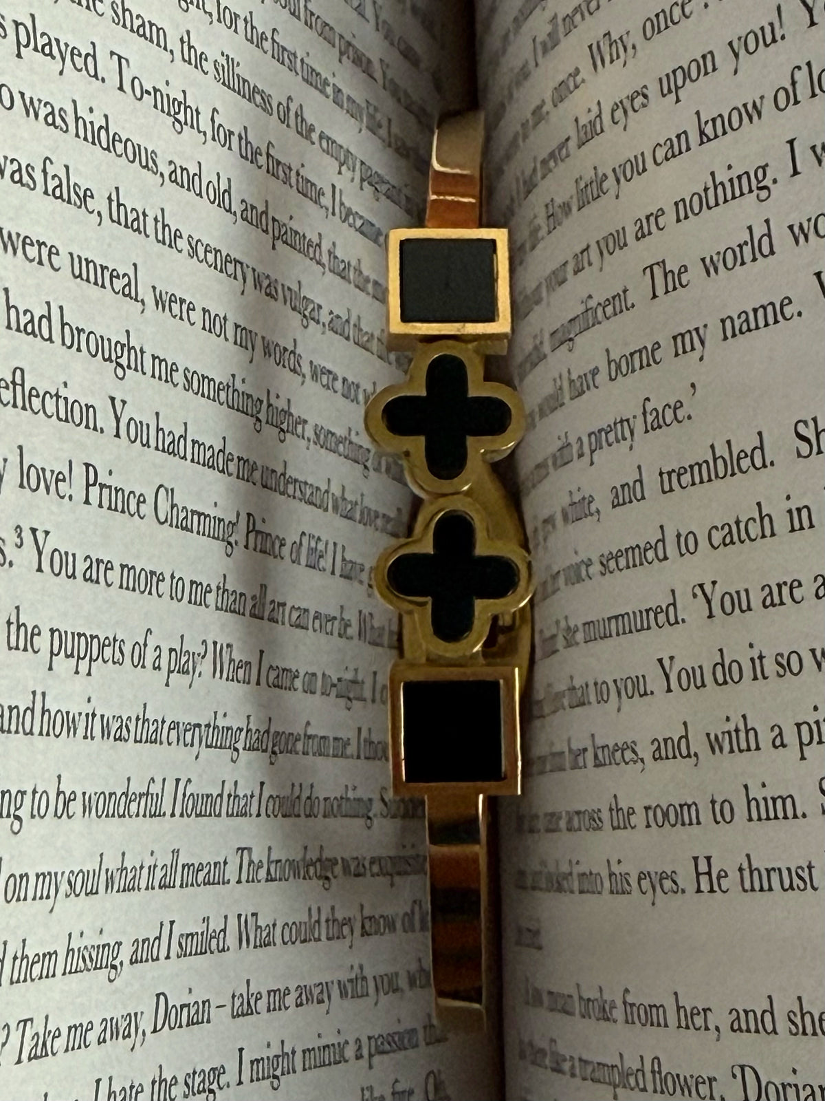 Clover Motif Bangle