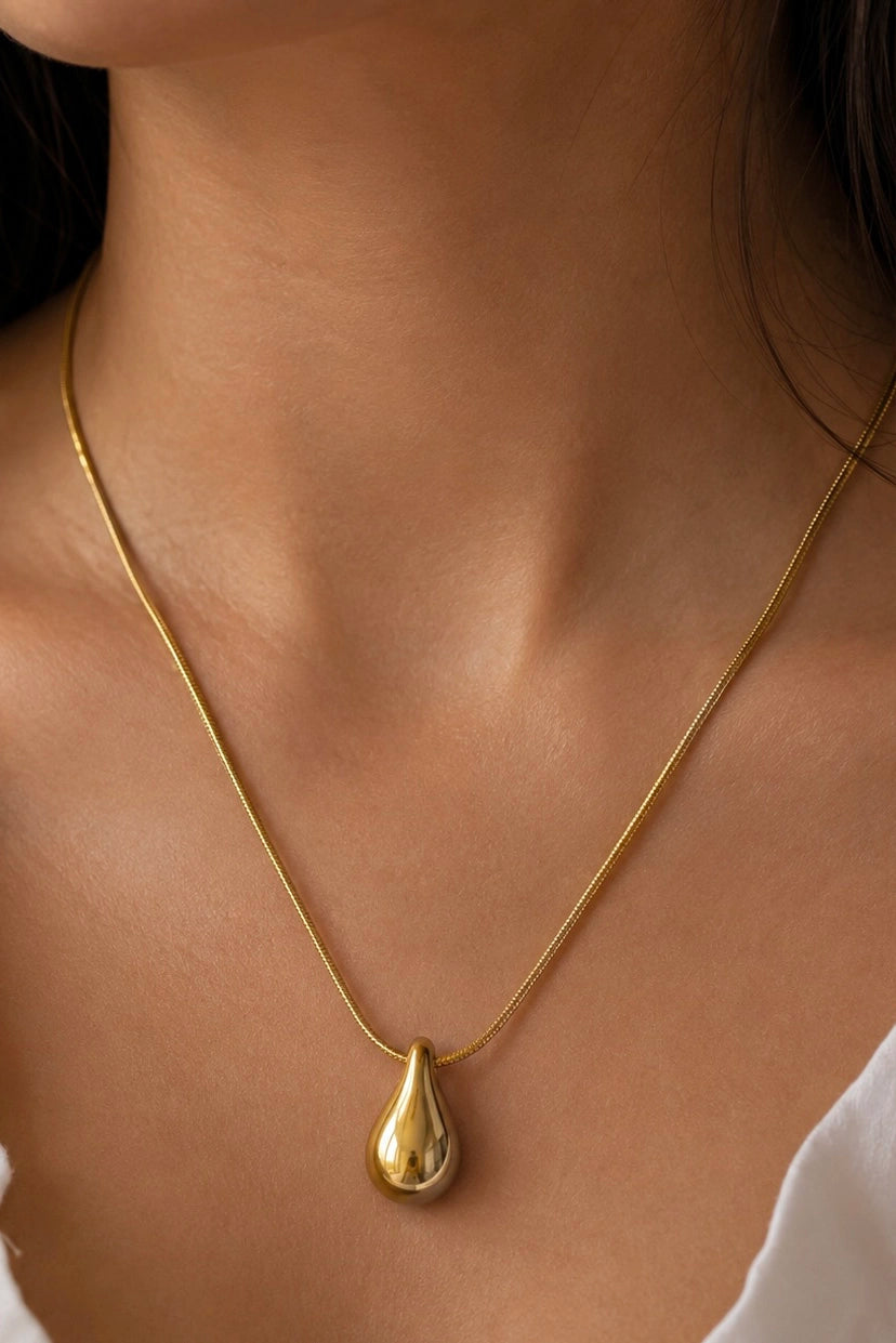 Gold Teardrop Pendant Necklace