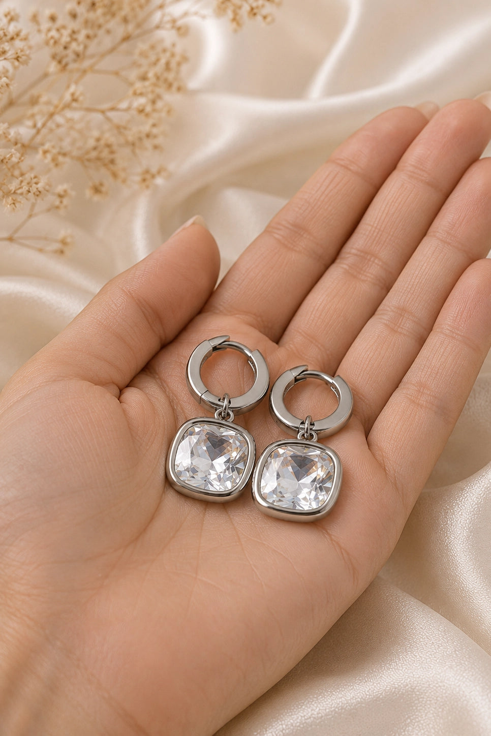 Cushion Solitaire Huggies